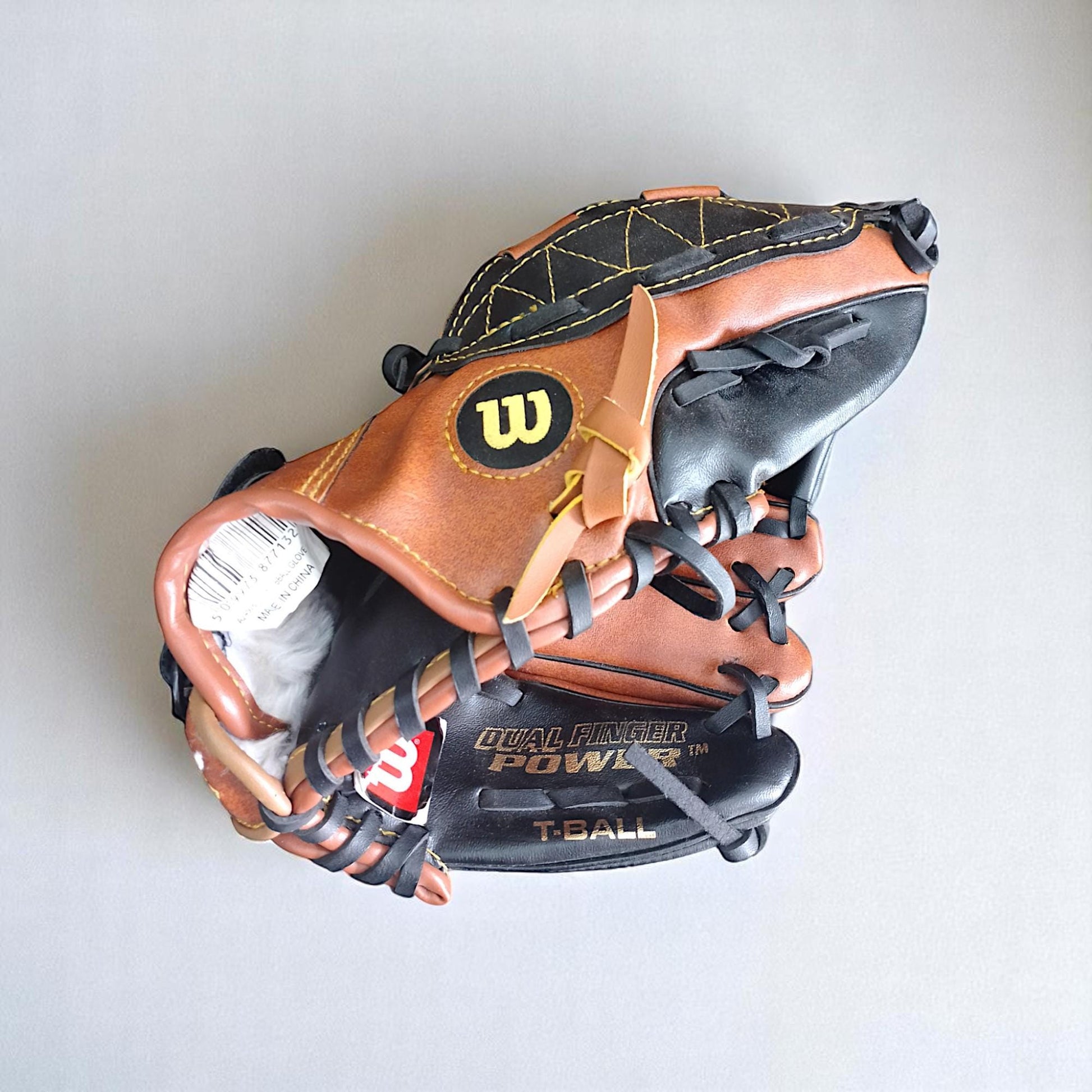 Wilson A2450 EZ Catch T-Ball Glove – 10" Youth Baseball Mitt – Dual Finger Power Web – Brown/Black